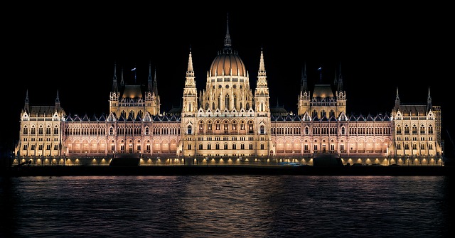 osvětlený maďarský parlament